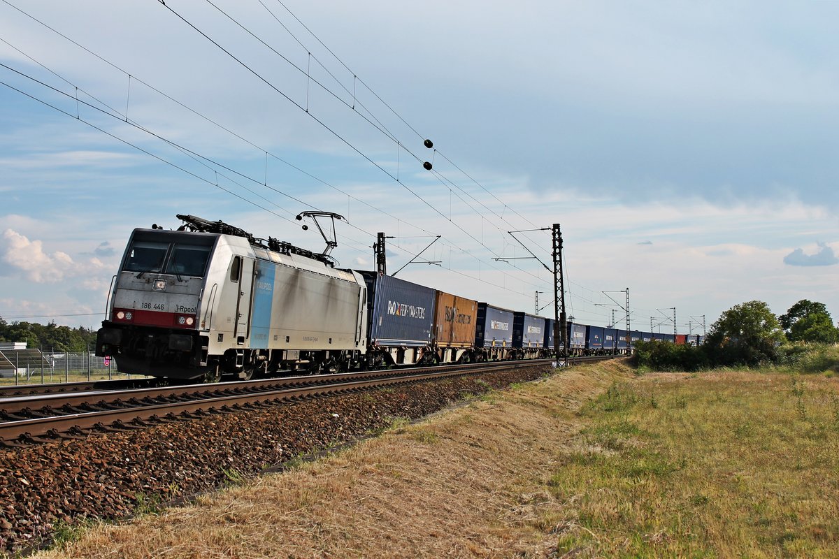 Mit dem DGS 40040 (Milano Smistamento - Zeebrugge Vorming) fuhr am Abend des 03.06.2020 die Rpool/LINEAS 186 446 nördlich von Waghäusel über die KBS 700 (Rheinbahn) in Richtung Mannheim.
