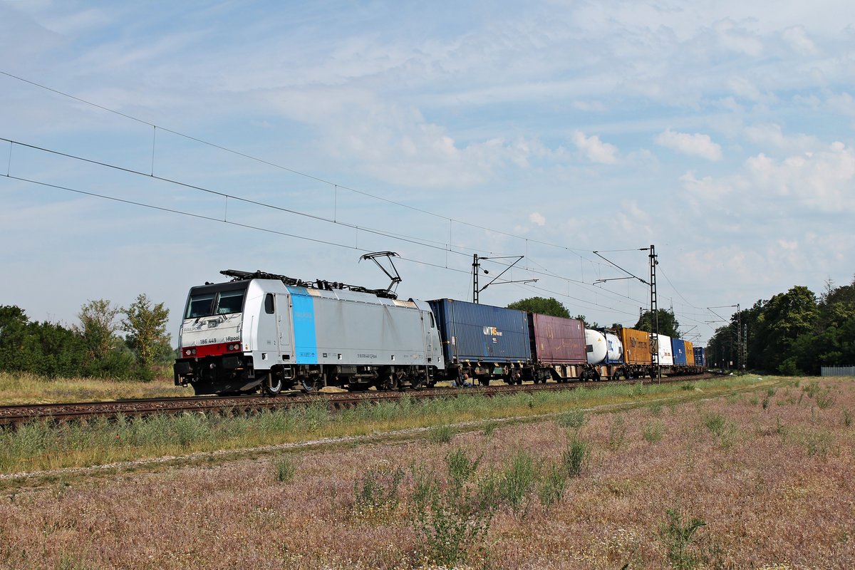 Mit dem DGS 40043 (Zeebrugge Bundel Zwankendamme - Milano Smistamento) fuhr am Morgen des 03.06.2020 die Rpool/LINEAS 186 449 nördlich von Waghäusel über die Rheintalbahn in Richtung Graben-Neudorf.