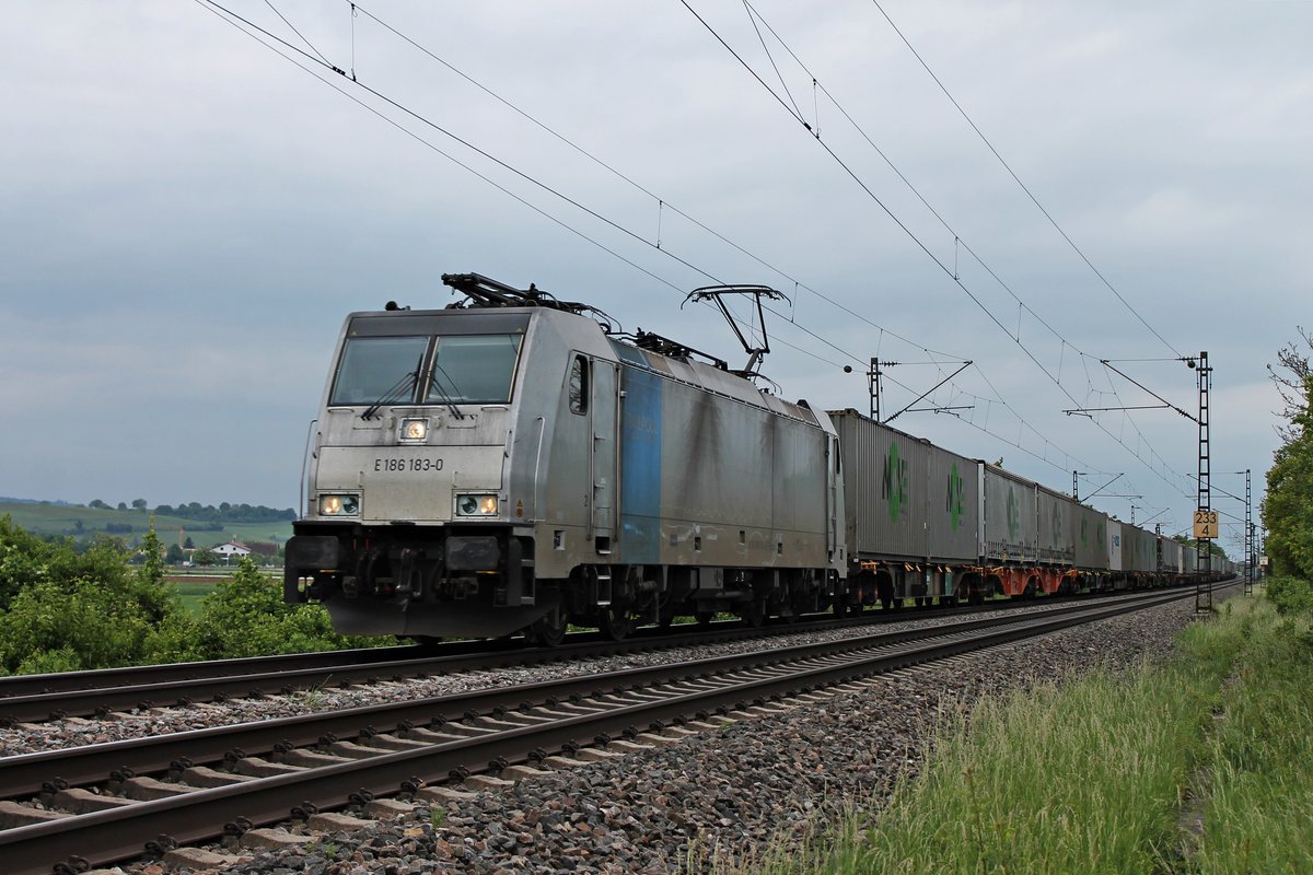Mit dem DGS 40076 (Novara Boschetto - Genk Haven) fuhr am Nachmittag des 14.05.2020 die Rpool/LINEAS E 186 183-0 nördlich von Hügelheim durchs Markgräflerland in Richtung Freiburg (Breisgau).