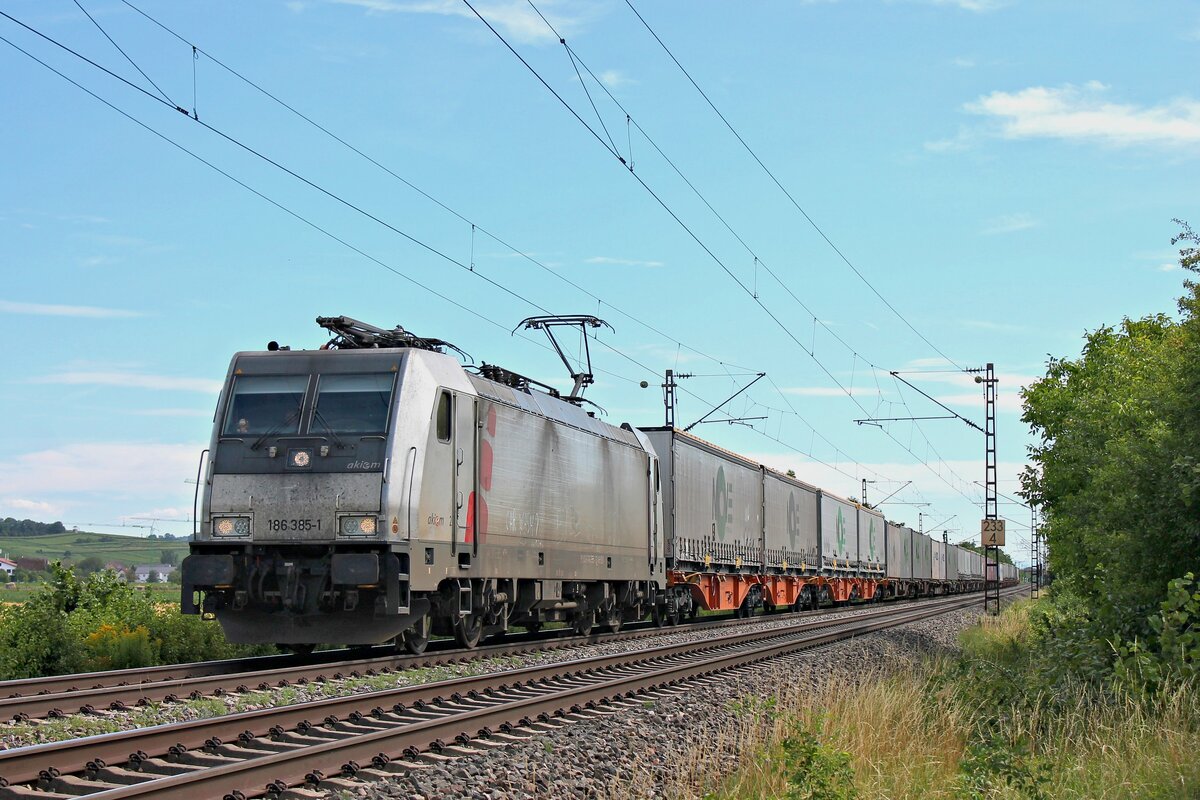Mit dem DGS 40076 (Novara Boschetto - Genk Haven) fuhr AKIEM/LINEAS 186 385-1 (ex. 186 371-1), welche den Zug seit Basel SBB RB bespannte, am Nachmittag des 08.07.2020 nördlich von Hügelheim über die Rheintalbahn in Richtung Freiburg (Breisgau).