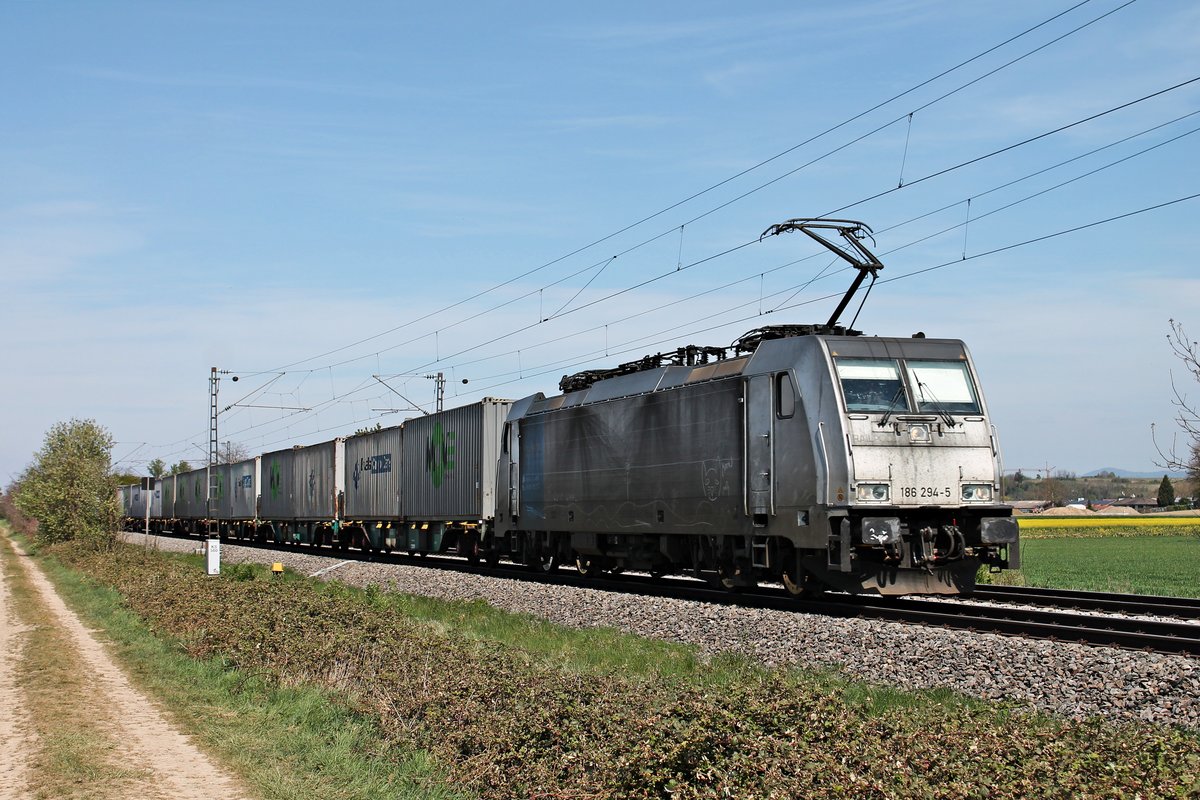 Mit dem DGS 40077 (Genk Haven - Novara Boschetto) fuhr am frühen Nachmittag des 16.04.2020 die Rpool/LINEAS 186 294-5 südlich von Buggingen über die KBS 702 durchs Markgräflerland in Richtung Schweiz.