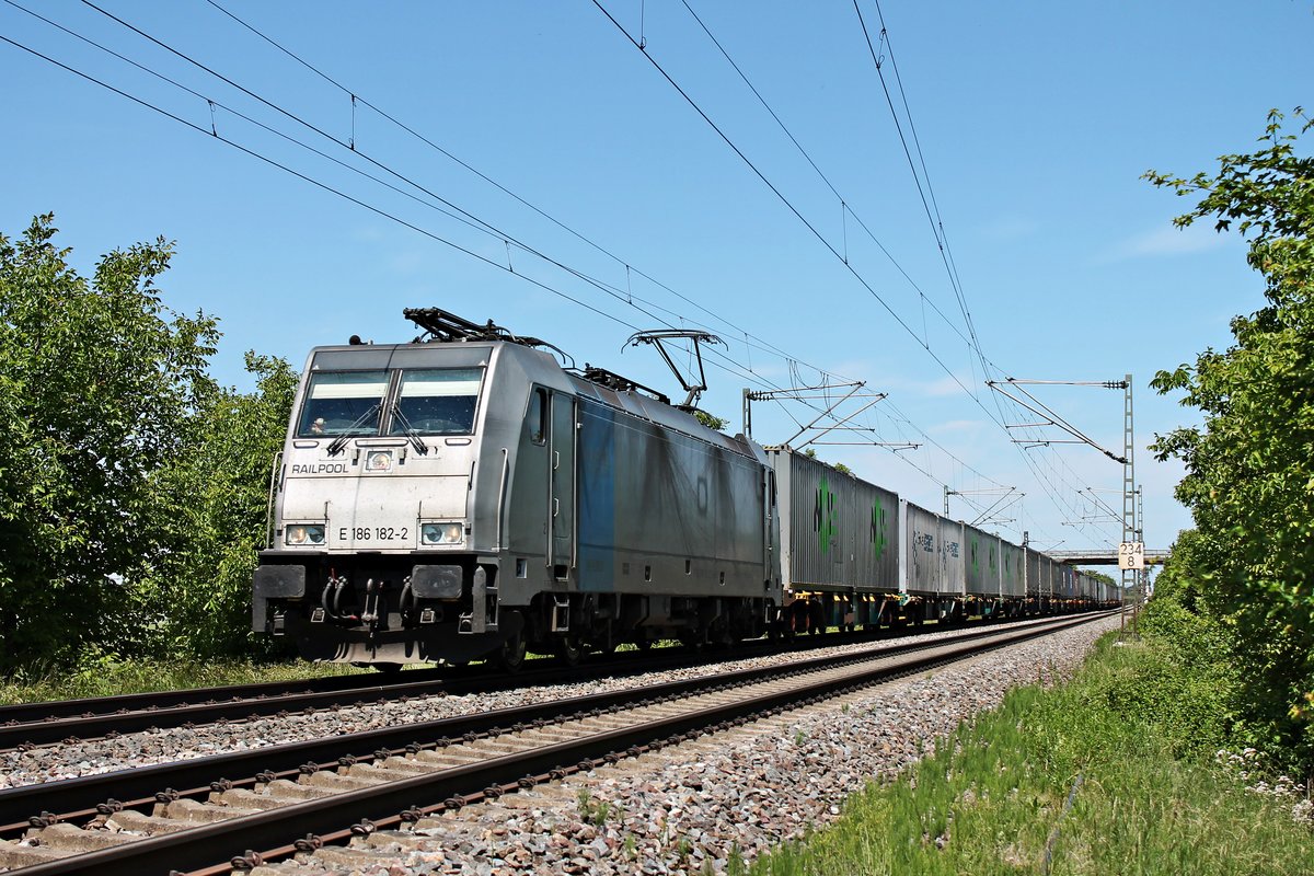 Mit dem DGS 40077 (Genk Haven - Novara Boschetto) fuhr am frühen Nachmittag des 27.06.2020 die Rpool/LINEAS E 186 182-2 bei Hügelheim über die Rheintalbahn durchs Markgräflerland in Richtung Müllheim (Baden).