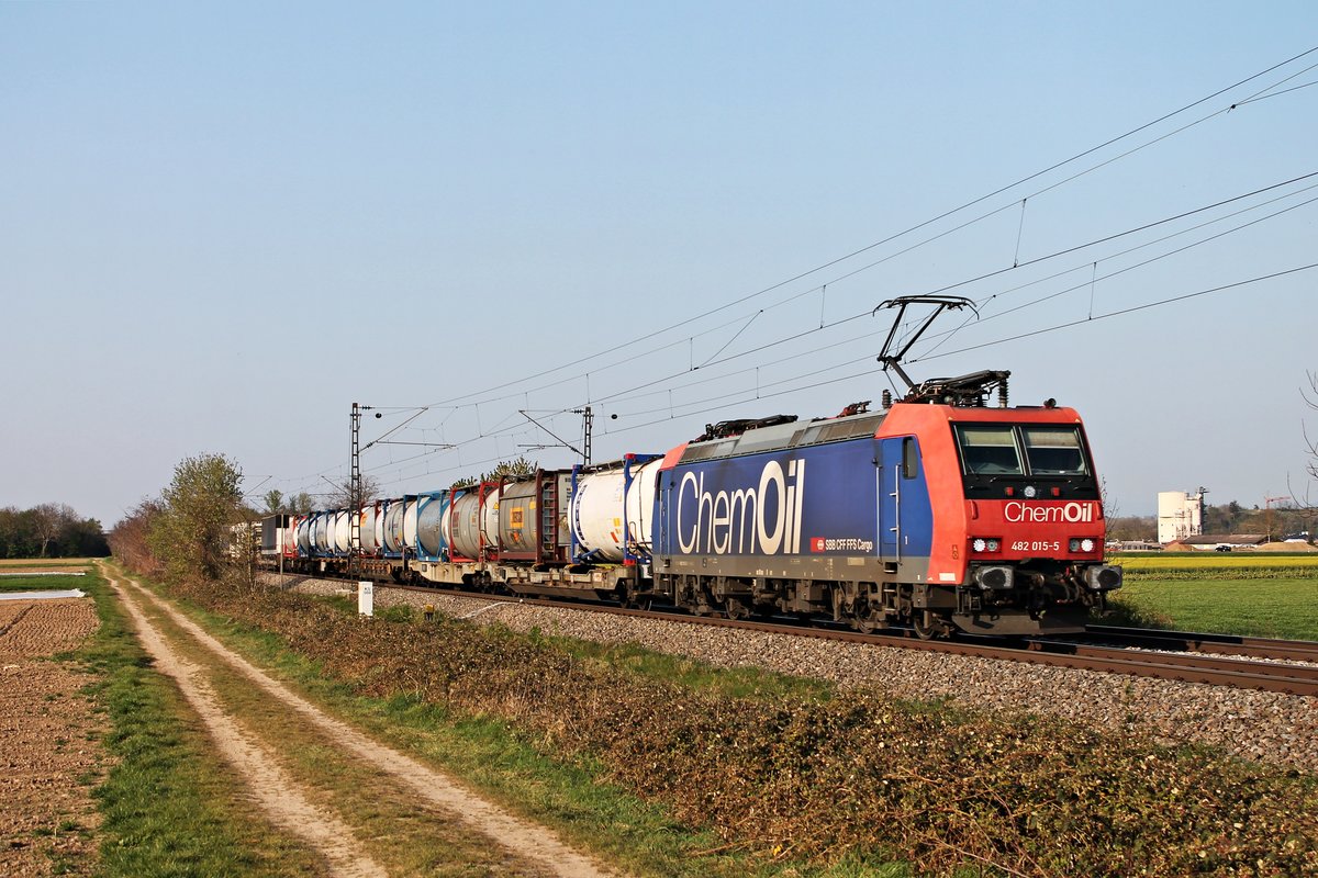 Mit dem DGS 40427 (Antwerpen D.S. Oorderen - Gallarate) fuhr am Nachmittag des 10.04.2020 die Re 482 015-5  ChemOil  südlich von Buggingen über die Rheintalbahn in Richtung Müllheim (Baden).