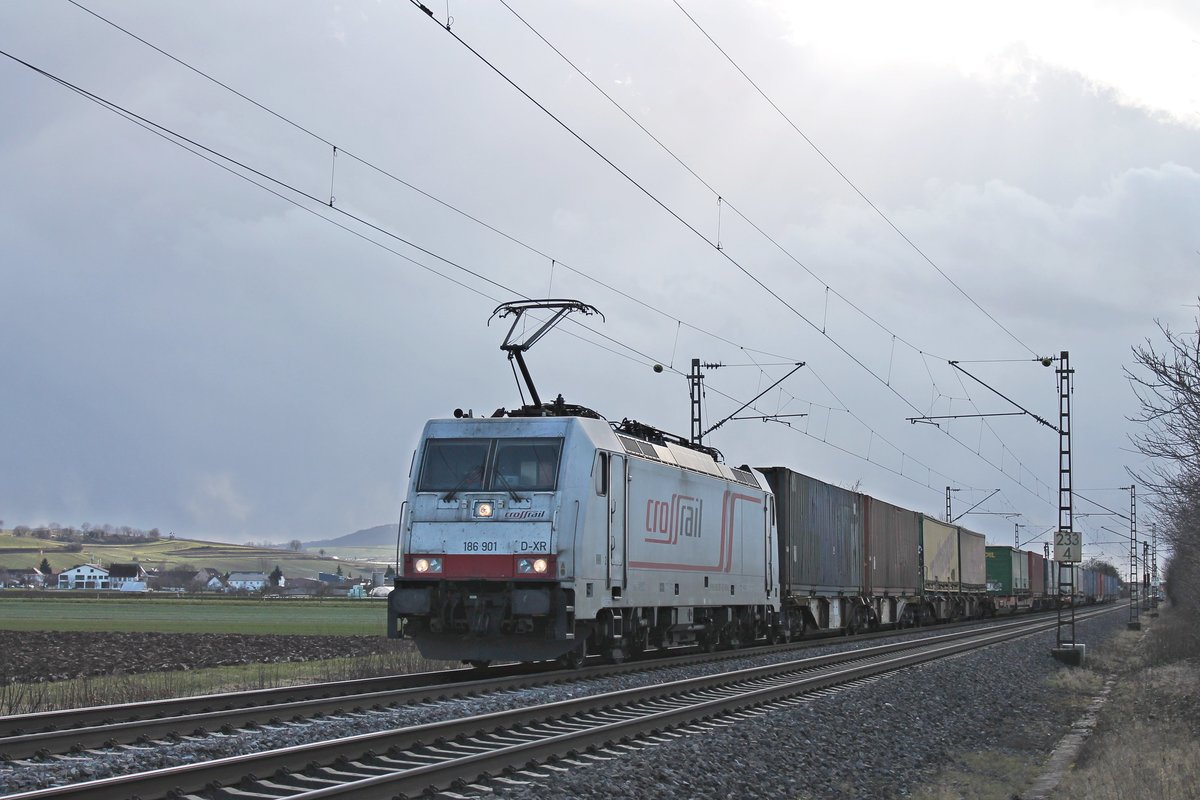Mit dem DGS 41032 (Busto Arsizio - Krefeld Uerdingen) fuhr am Nachmittag des 28.01.2020 die Maquarie/XRAIL/TXL 186 901 D-XR  Crossrail  nördlich von Hügelheim über die Rheintalbahn in Richtung Freiburg (Breisgau).