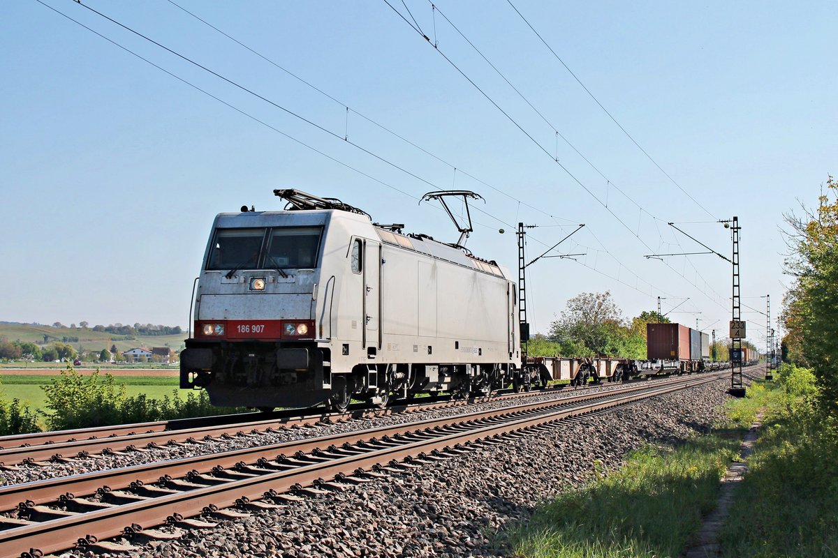 Mit dem DGS 41032 (Busto Arsizio - Krefeld Uerdingen) fuhr am Nachmittag des 23.04.2020 die AKIEM/BLSC/TXL 186 907 nördlich von Hügelheim über die Rheintalbahn durchs Markgräflerland in Richtung Freiburg (Breisgau).