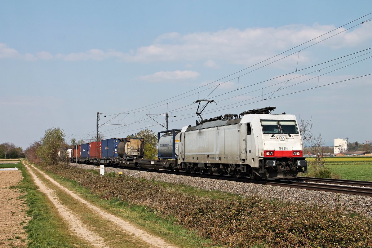 Mit dem DGS 41033 (Krefeld Uerdingen - Busto Arsizio) fuhr am Nachmittag des 09.04.2020 die Maquarie/BLSC/TXL 186 901 südlich von Buggingen über die KBS 702 durchs Markgräflerland in Richtung Basel.