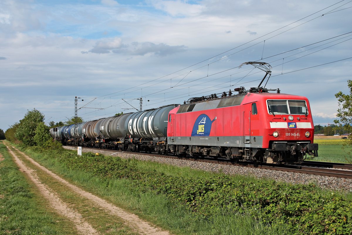 Mit dem DGS 42881 (Ingolstadt Hbf - Basel Bad Rbf) fuhr am späten Nachmittag des 03.05.2020 die 120 145-8 von WRS südlich von Buggingen über die Rheintalbahn durchs Markgräflerland in Richtung Schweiz.