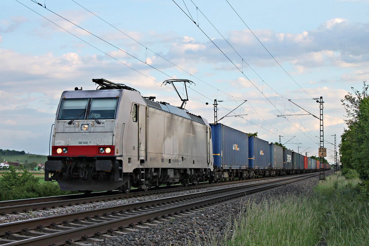 Mit dem DGS 43004 (Pomezia S.Palomba - Rheinhausen) fuhr am Abend des 19.05.2020 die AKIEM/BLSC/TXL 186 909 nördlich von Hügelheim über die Rheintalbahn durchs Markgräflerland in Richtung Freiburg (Breisgau).
