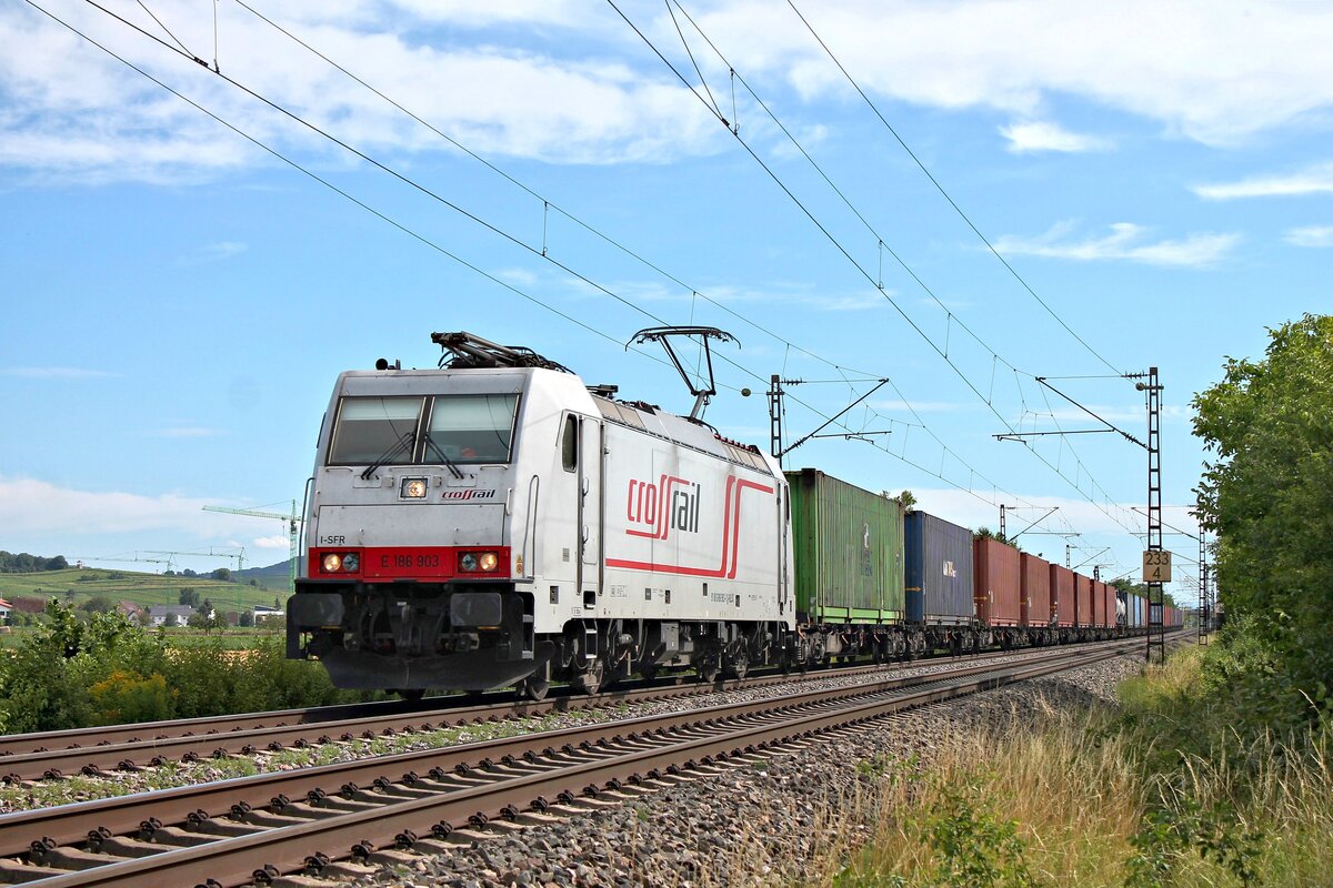 Mit dem DGS 43004 (Pomezia S.Palomba - Rheinhausen) fuhr am späten Nachmittag des 08.07.2020 die AKIEM/BLSC/TXL E 186 903  crossrail  nördlich von Hügelheim über die KBS 702 durchs Rheintal in Richtung Freiburg (Breisgau).
