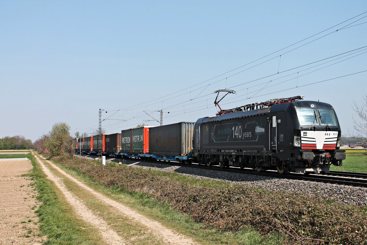 Mit dem DGS 43075 (Krefeld Uerdingen - Melzo Scalo) fuhr am Mittag des 10.04.2020 die MRCE/BLSC X4 E-711 (193 711-9)  140 Jahre e-mobility made by Siemens Mobility  südlich von Buggingen über die Rheintalbahn in Richtung Basel.