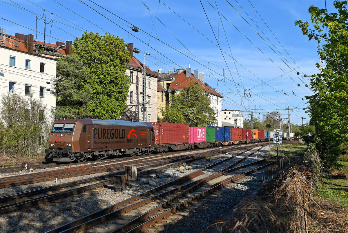 Mit dem DGS 43164 von Wolfurt nach Hamburg Dradenau werden Mittwochs Dosen eines bekannten Energy-Drinks für den Export in die ganze Welt transportiert. Am 15. April 2020 war für die Beförderung des Containerzuges das  Goldstück  von TXL alias 185 538 eingeteilt. Bei der Durchfahrt in München Süd konnte ich diese Leistung dokumentieren. 