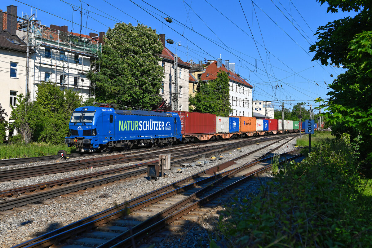 Mit dem DGS 43164 von Wolfurt nach Hamburg Dradenau werden Dosen eines bekannten Energy-Drinks für den Export in die ganze Welt transportiert. Am 31. Mai 2021 war für die Beförderung des Containerzuges die für TXLogistik fahrende 192 011 von northrail eingeteilt. Wenige Tage zuvor hatte der Smarton eine Seitenbeschriftung erhalten, welche ihn als Naturschützer ausweist. Bei der Durchfahrt in München Süd konnte ich diese Leistung dokumentieren. 