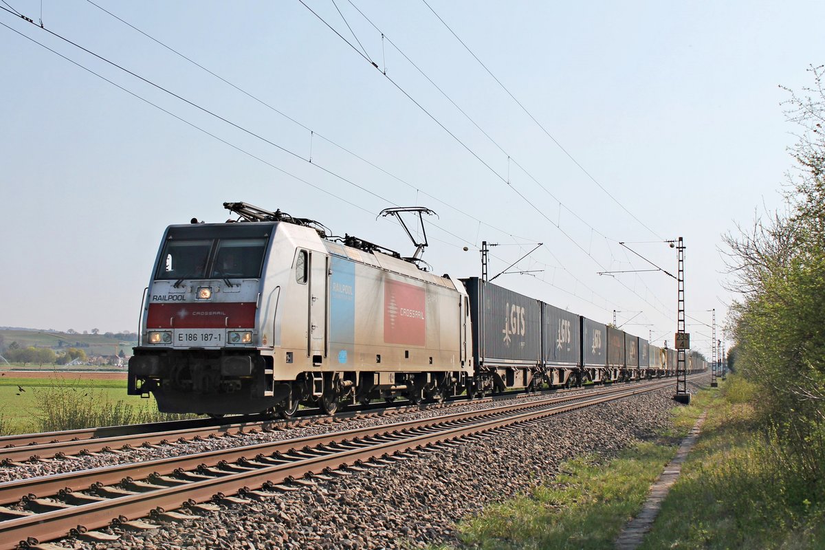 Mit dem DGS 43526 (Piacenza - Zeebrugge Bundel Ramskapelle) fuhr am Nachmittag des 10.04.2020 die Rpool/XRAIL E 186 187-1  CROSSRAIL  zwischen Müllheim (Baden) und Buggingen durchs Rheintal in Richtung Freiburg (Breisgau).