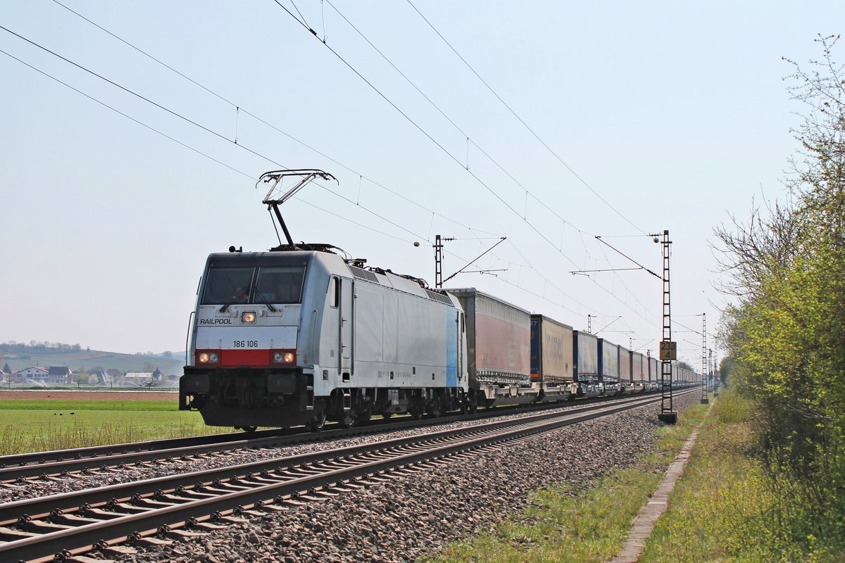 Mit dem DGS 43530 (Novara Boschetto - Zeebrugge Bundel Ramskapelle) fuhr am Nachmittag des 10.04.2020 die Rpool/BLSC 186 106, welche den Zug bis Aachen West bespannte, nördlich von Hügelheim über die KBS 702 durchs Rheintal in Richtung Norden.