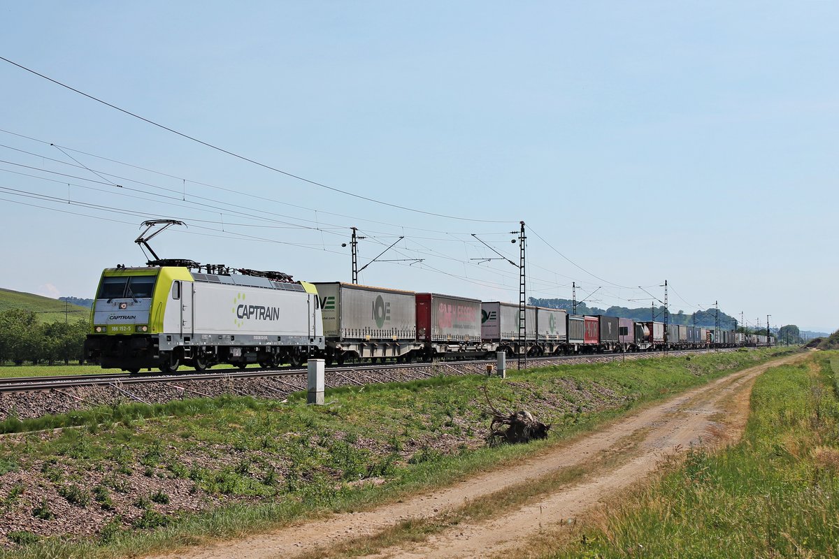 Mit dem DGS 43558 (Gallarate - Geleen Lutterade) fuhr am frühen Nachmittag des 02.06.2020 die ITL/CCW 186 152-5 nördlich von Schliengen über die Rheintalbahn in Richtung Auggen.