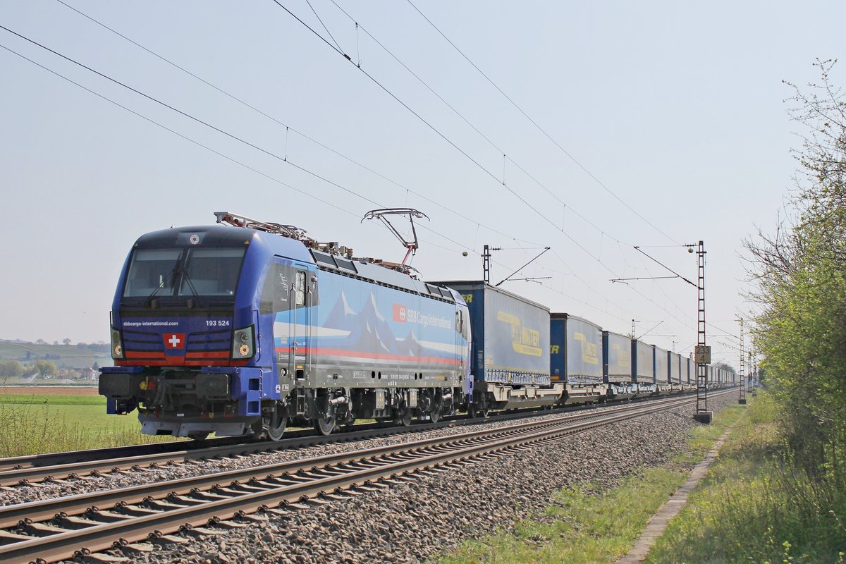 Mit dem DGS 43716 (Novara Boschetto - Lübeck Skandinavienkai) fuhr am Nachmittag des 10.04.2020 die Südleasing/SBBCI 193 524  Limmat  nördlich von Hügelheim über die KBS 702 durchs Markgräflerland in Richtung Buggingen.