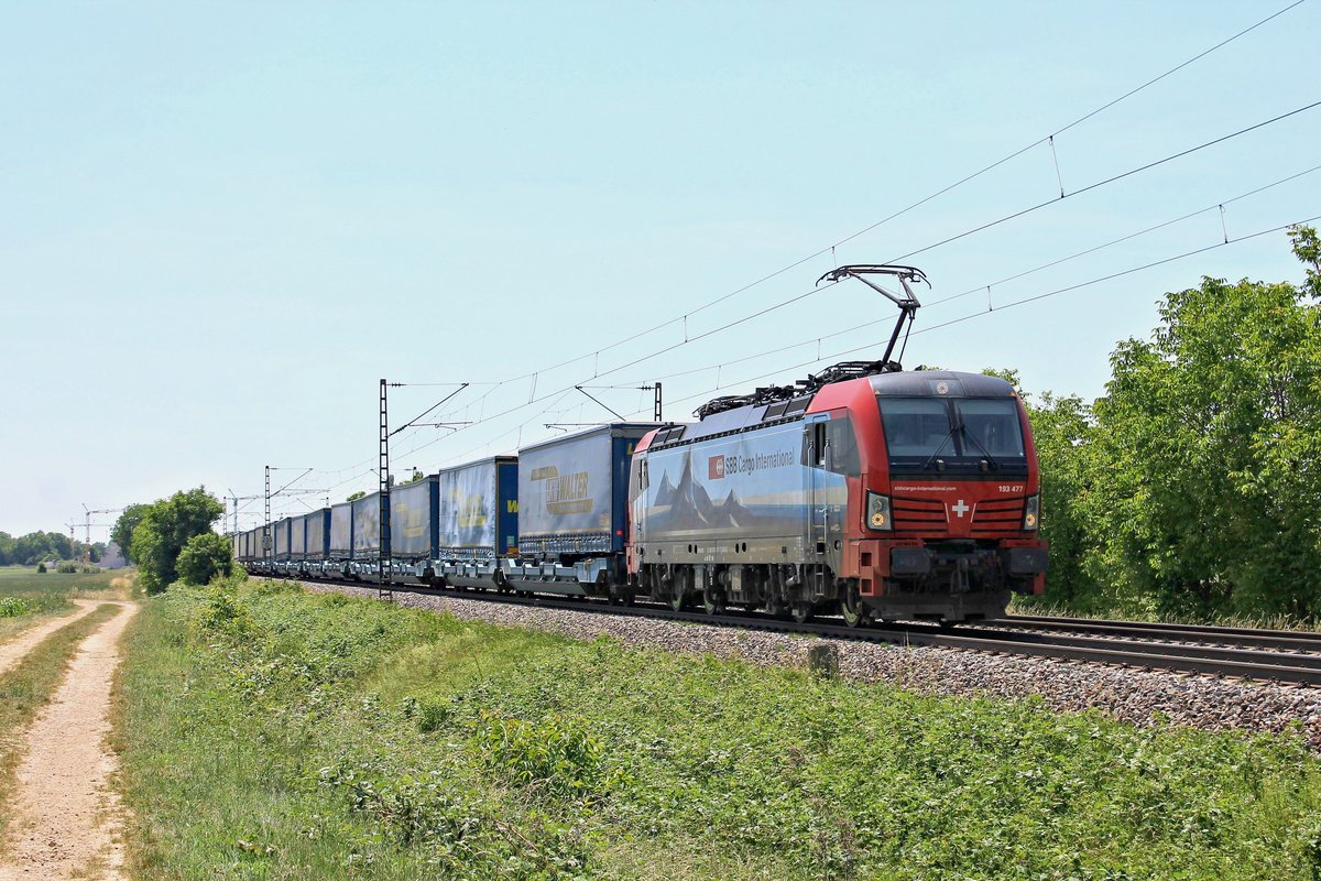 Mit dem DGS 43716 (Novara Boschetto - Lübeck Skandinavienkai) fuhr am späten Mittag des 02.06.2020 die LokRoll/SBBCI 193 477  Fulda  nördlich von Müllheim (Baden) bei Hügelheim über die Rheintalbahn in Richtung Freiburg (Breisgau).