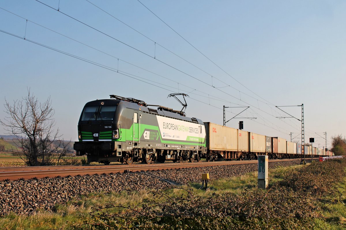 Mit dem DGS 44376 (Basel Bad Rbf - Rotterdam Waalhaven) fuhr am Abend des 02.04.2020 die ELL/RTBC 193 726  EUROPEANGATEWAYSERVICES  nördlich von Hügelheim über die Rheintalbahn durchs Makrgräflerland in Richtung Freiburg (Breisgau).