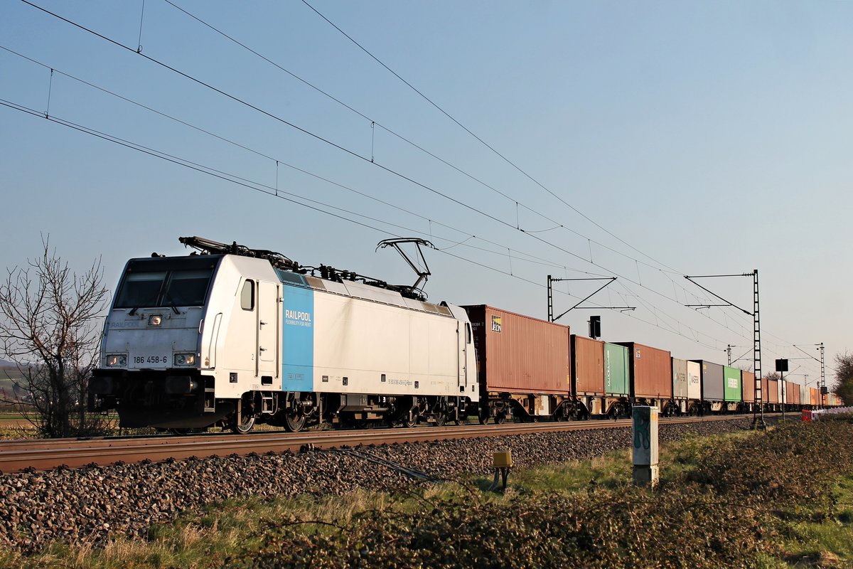 Mit dem DGS 47026 (Basel Bad Rbf - Antwerpen Zuid) fuhr am Abend des 02.04.2020 die Rpool/XRAIL 186 458-6 nördlich von Hügelheim über die KBS 702 durchs Rehintal in Richtung Freiburg (Breisgau).