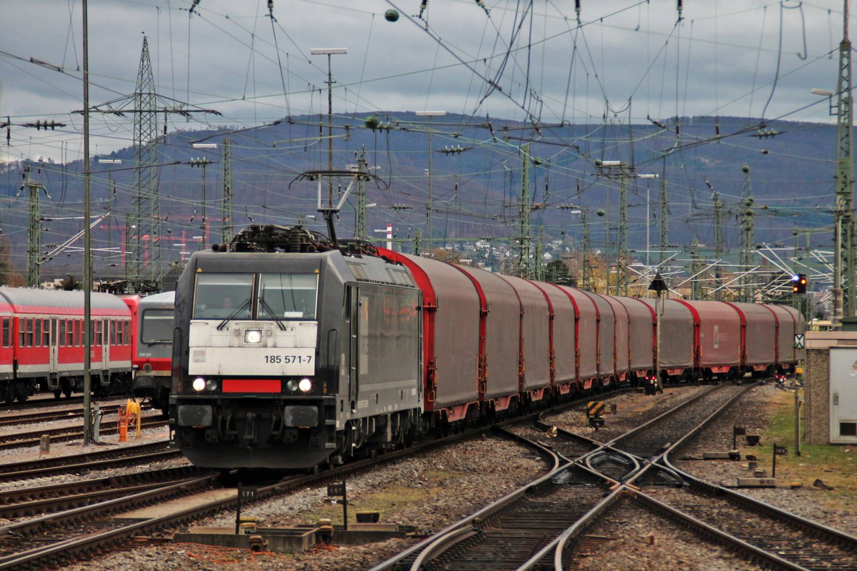 Mit dem DGS 48620 ( Sierre  - Muttenz - Göttingen Gbf) fuhr am 17.11.2015 die MRCE/SBB Cargo International 185 571-7 durch den Badischen Bahnhof von Basel über Gleis 4 in Richtung Deutschland.