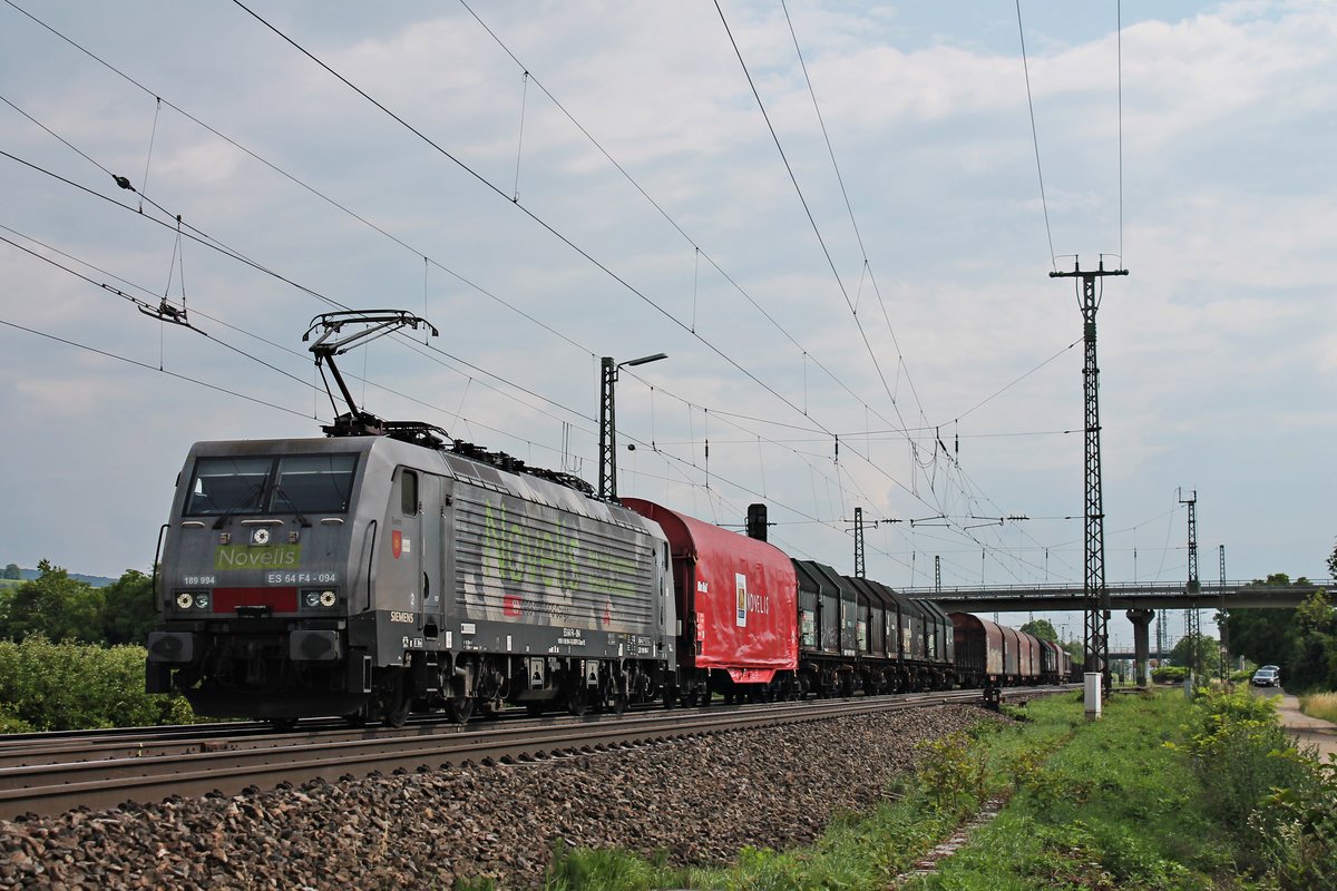 Mit dem DGS 48620 ( Sierre  - Muttenz - Göttingen Gbf) fuhr am Nachmittag des 08.06.2018 die MRCE/SBBC ES 64 F4-094 (189 994-7)  Novelis/Sierre  bei Müllheim (Baden) durchs Rheintal in Richtung Freiburg (Breisgau).
