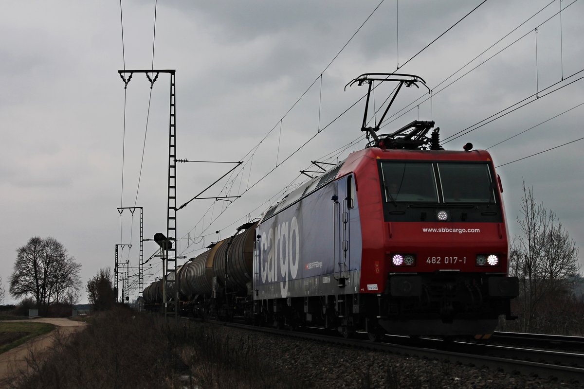 Mit dem DGS 49069 (Karlsruhe Rbf - Basel SBB Rbf) fuhr am Nachmittag des 19.02.2018 die Re 482 017-1 nördlich von Müllheim (Baden) durchs Rheintal und fuhr in Richtung Schweizer Grenze.