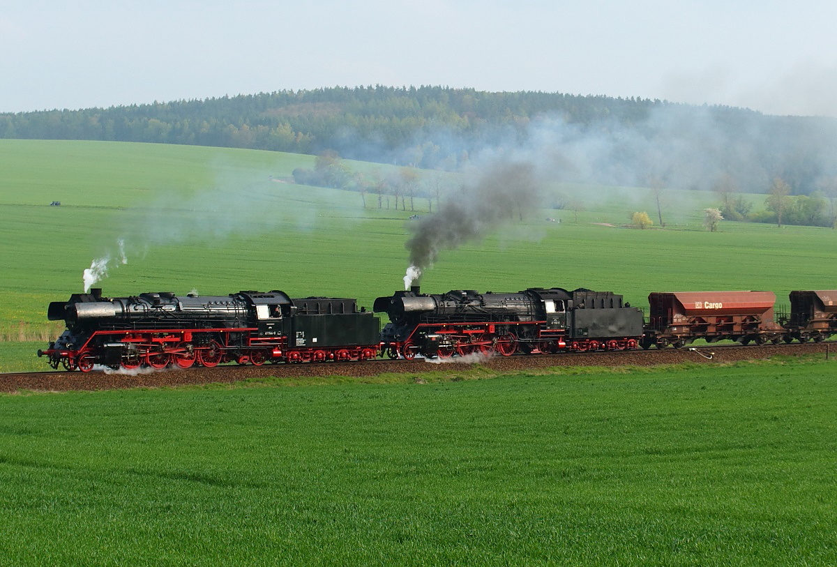 Mit dem DGz 91726 sind 41 1144-9 und 41 1150-6 bei Oberrohn in Richtung Marksuhl unterwegs (12.04.2014), am Zugschluss befand sich noch 50 0072-4