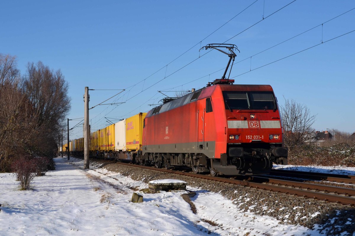 Mit dem DHL-Containerzug von Großbeeren nach Frankfurt(M) rollt 152 031 am 31.01.21 durch Greppin Richtung Bitterfeld.