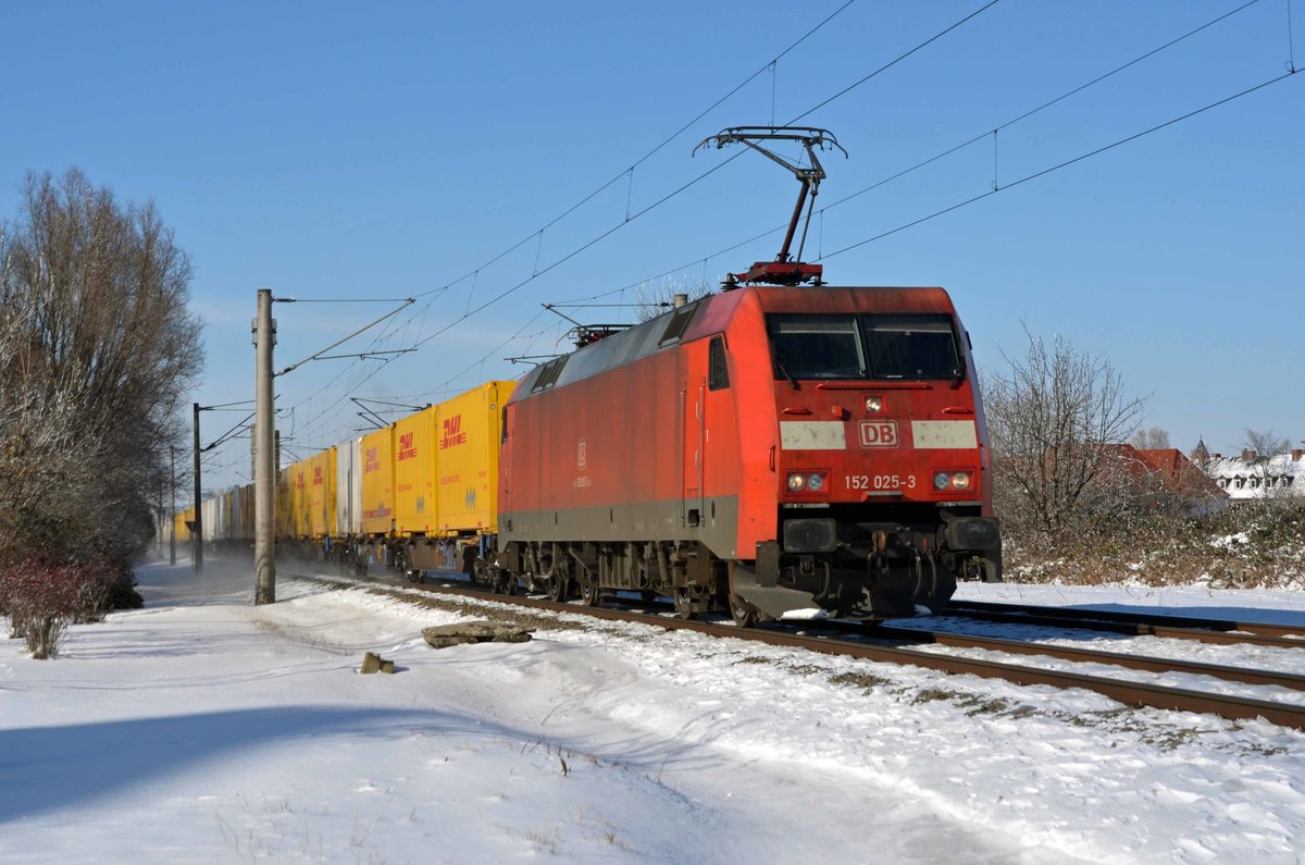 Mit dem DHL-Containerzug von Großbeeren nach Frankfurt(M) rollt 152 025 am 14.02.21 durch Greppin Richtung Bitterfeld.