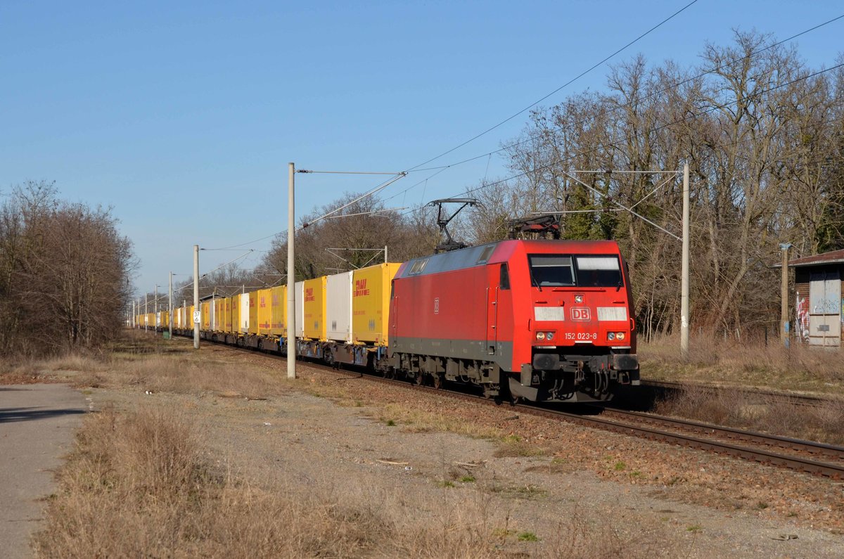 Mit dem DHL-Containerzug von Großbeeren nach Frankfurt(M) rollt 152 023 am 21.02.21 durch Raguhn Richtung Bitterfeld.