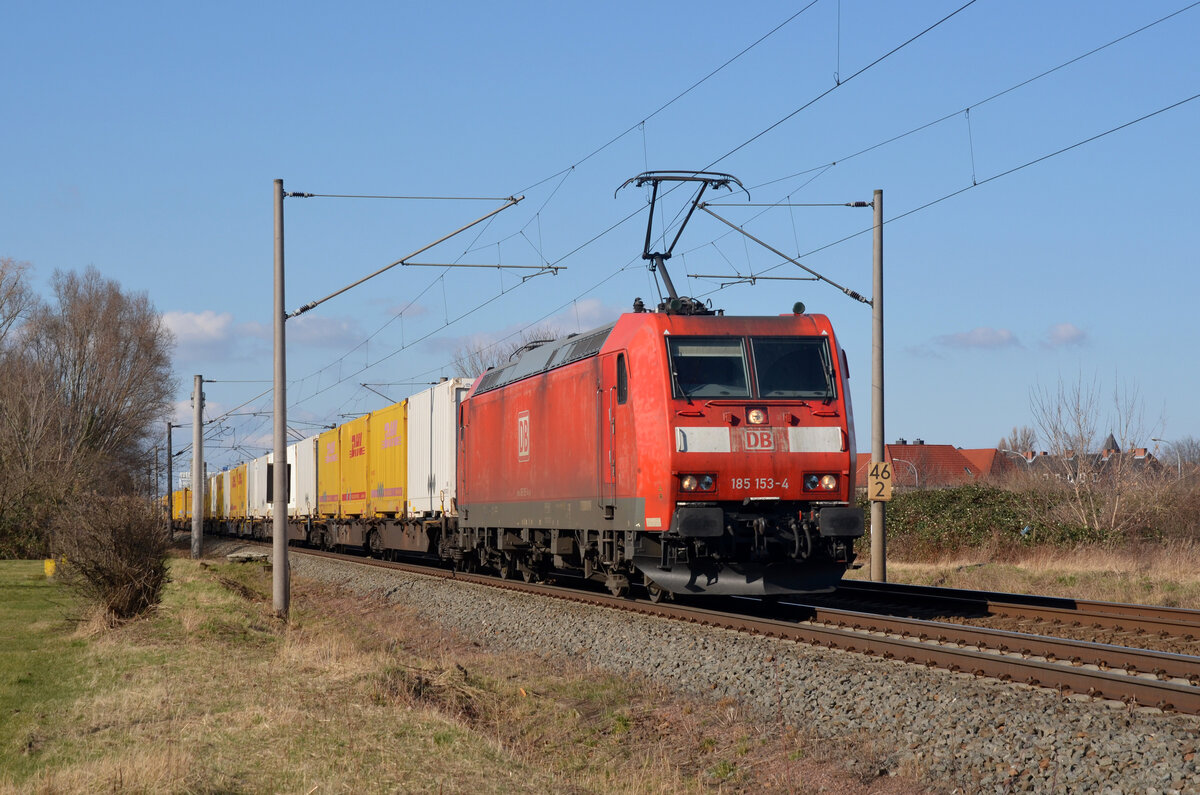 Mit dem DHL-Containerzug von Großbeeren nach Frankfurt(M) rollt 185 153 am 27.02.22 durch Greppin Richtung Bitterfeld.