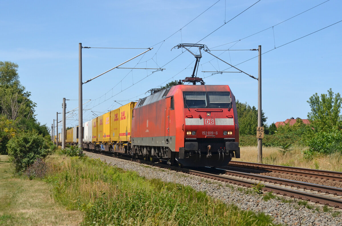 Mit dem DHL-Zug von Großbeeren nach Frankfurt(M) rollt 152 019 am 17.07.22 durch Greppin Richtung Bitterfeld.