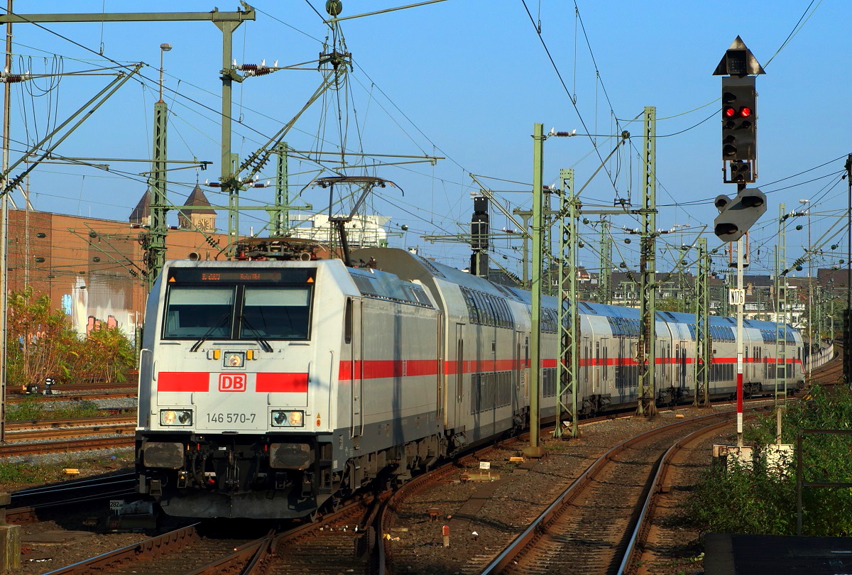 Mit dem Doppelstock-IC 2009 trifft 146 570-7 am 12.11.2016 im Düsseldorfer Hauptbahnhof ein