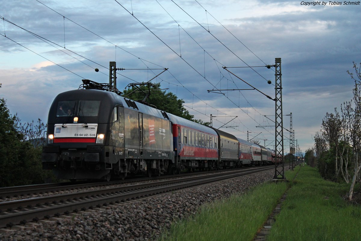 Mit dem DPF-K 1796 (Lörrach Gbf - Hamburg Altona) fuhr am Abend des 13.05.2017 die MRCE/BTE ES 64 U2-036 (182 536-3)  BTE-AutoReiseZug.de  südlich von Buggingen durchs Rheintal in Richtung Freiburg (Breisgau).