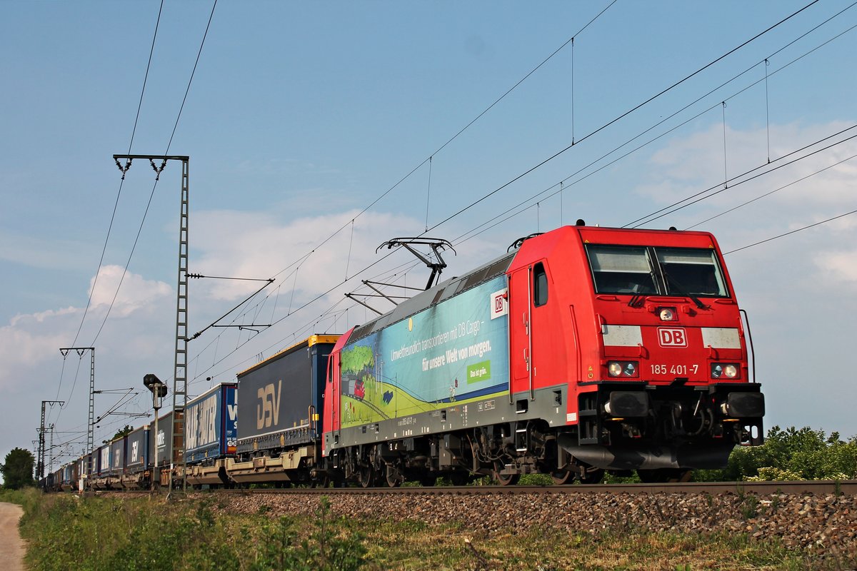 Mit dem  DSV -KLV (Taulov - Gallarate) fuhr am 19.05.2018 die 185 401-7  Umweltfreundlich transportieren mit DB Cargo  nördlich von Müllheim (Baden) über die KBS 703 durchs Markgräflerland in Richtung Schweiz.