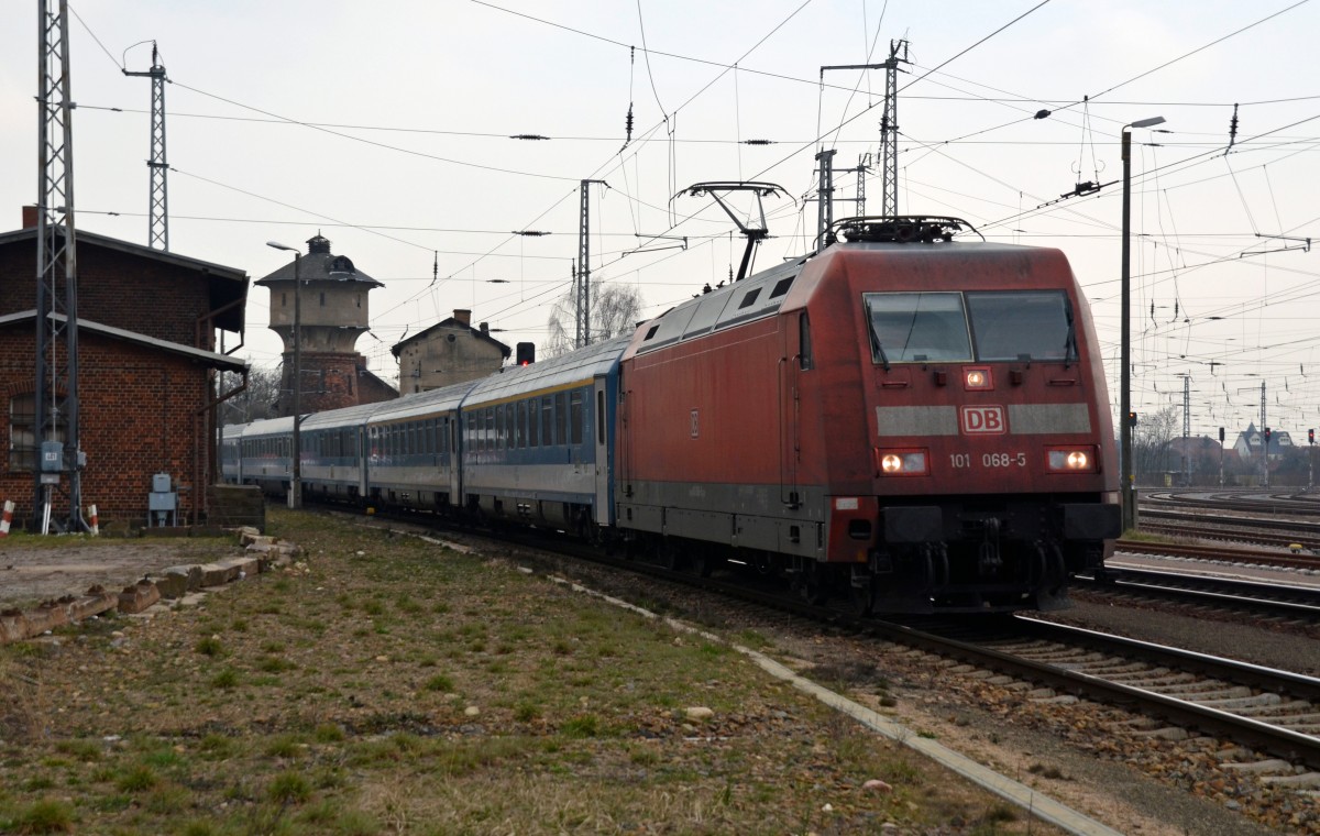Mit dem EC 174 aus Budapest passiert 101 068 am 21.03.15 Röderau. Ziel des EC ist Hamburg-Altona.