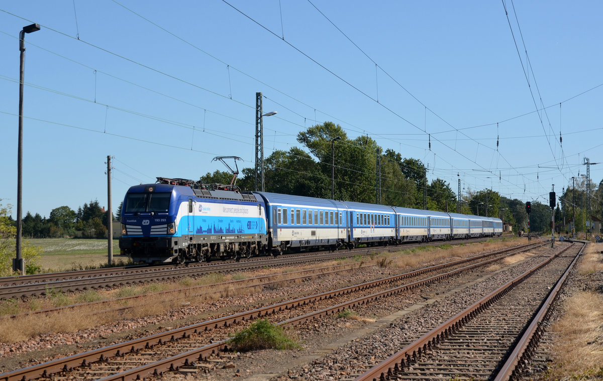 Mit dem EC 174 nach Hamburg rollt 193 293 am 22.09.19 durch Weissig Richtung Falkenberg(E).