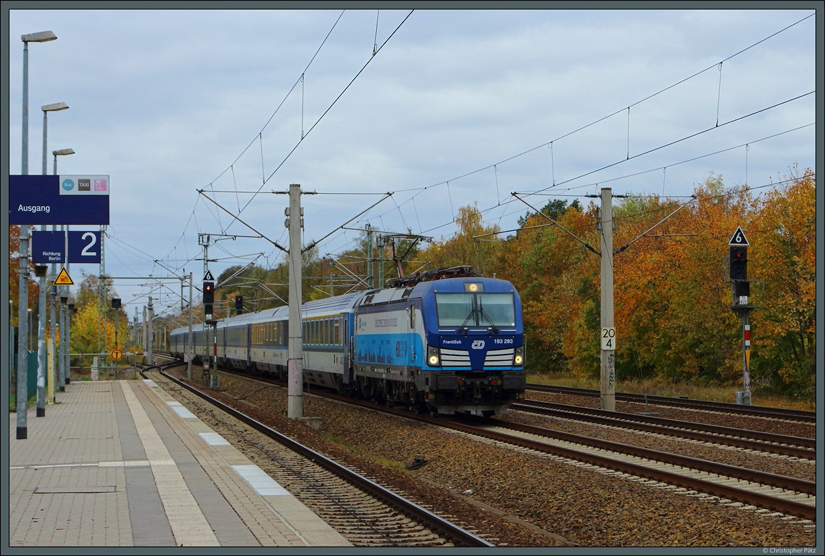 Mit dem EC 177 fährt 193 293 durch den Bahnhof Falkensee (20.10.2018)