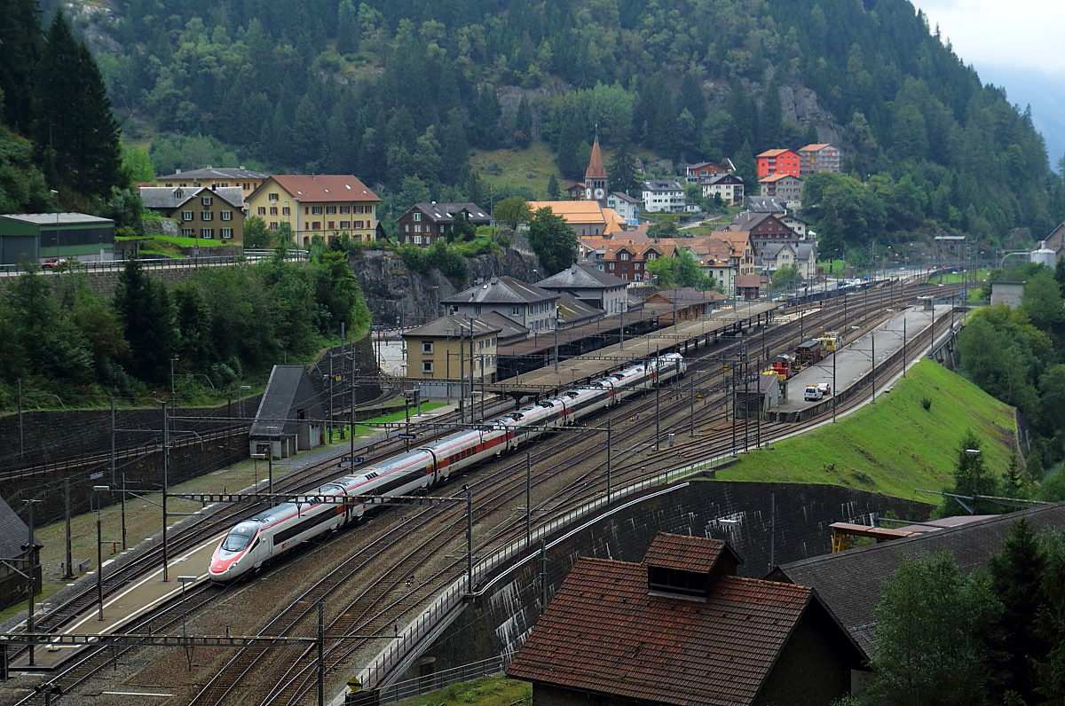 Mit dem EC 19 von Zürich Hbf. nach Milano Centrale durchfährt ein ETR 610 der SBB am 16.09.2016 den Bahnhof Göschenen