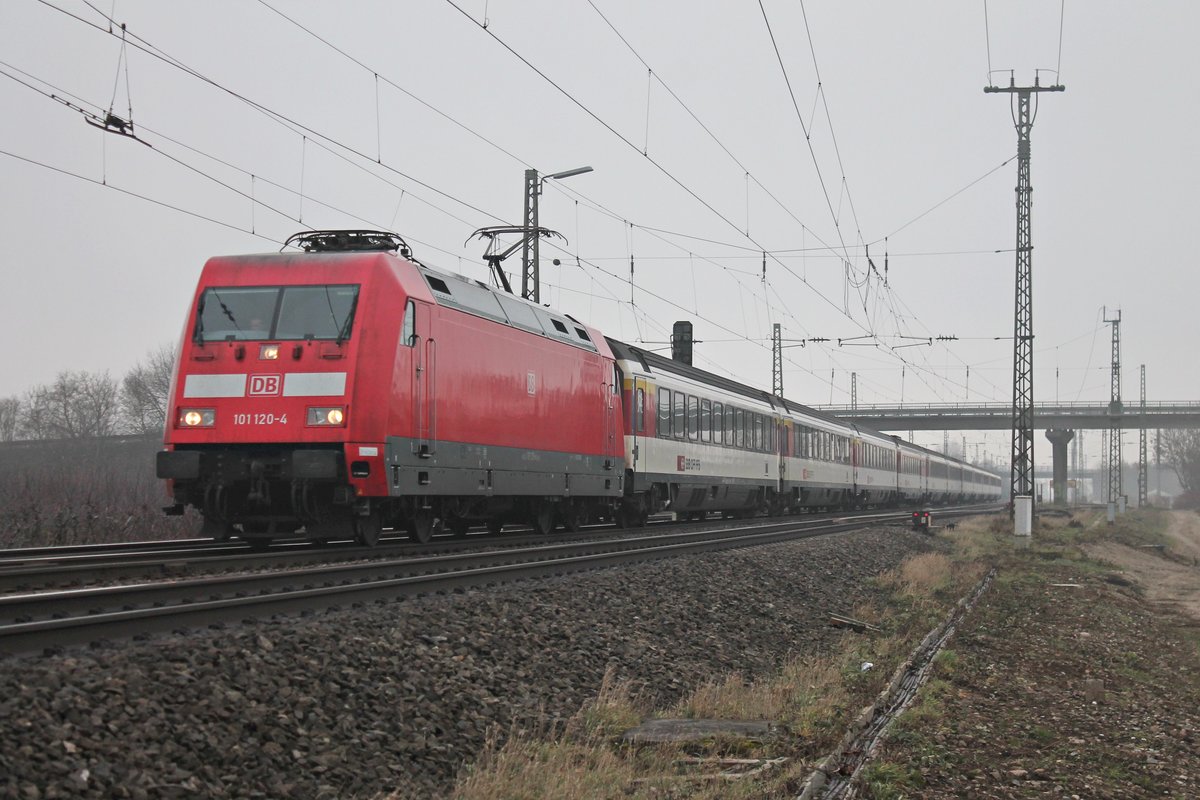 Mit dem EC 6 (Interlaken Ost - Hamburg Altona) war am 21.12.2016 die 101 120-4 bei Müllheim (Baden) auf der KBS 703 in Richtung Freiburg (Breisgau) unterwegs.