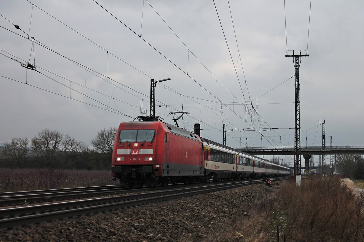Mit dem EC 6 (Interlaken Ost - Hamburg Altona) fuhr am 19.02.2018 die 101 061-0 nördlich von Müllheim (Baden) über die KBS 703 durchs Markgräflerland in Richtung Freiburg (Breisgau).