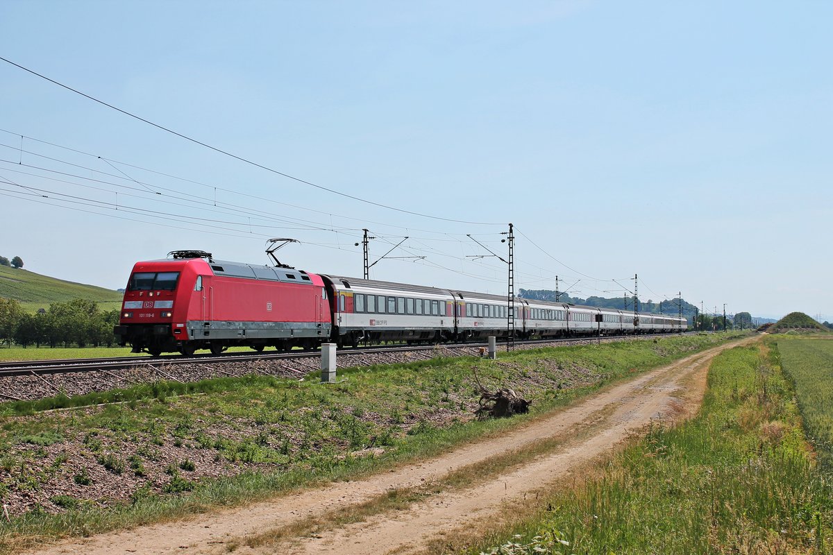 Mit dem EC 6 (Interlaken Ost - Hamburg Altona) fuhr am frühen Nachmittag des 02.06.2020 die 101 119-6 nördlich von Schliengen über die Rheintalbahn durchs Markgräflerland in Richtung Auggen.
