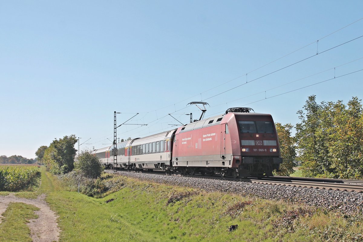Mit dem EC 8 (Zürich HB - Hamburg Altona) fuhr am Mittag des 13.10.2017 die 101 066-9 bei Hügelheim durchs Rheintal in Richtung Buggingen.