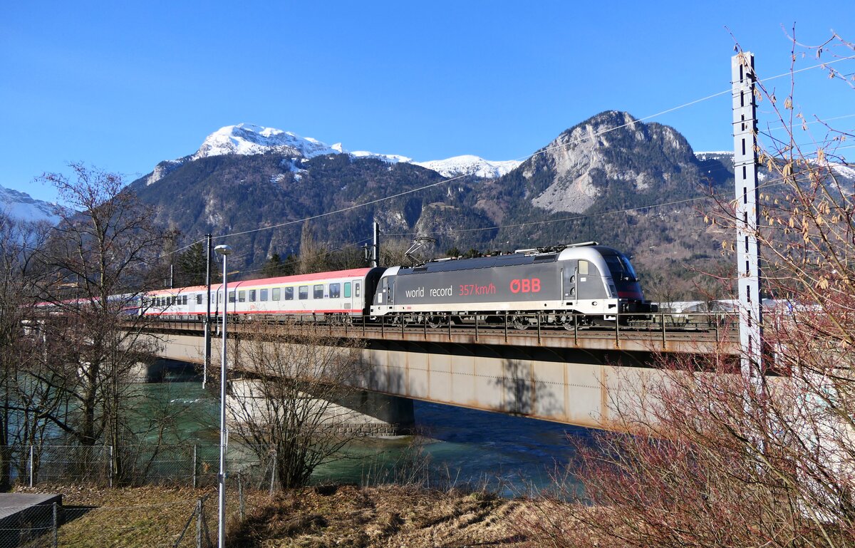 Mit dem EC 88 aus Bologna Centrale überquerte die  Weltrekordlok  1216 025 am 29.01.2024 die Innbrücke kurz vor dem Bahnhof Brixlegg auf ihrer Fahrt nach München Hbf Gl. 5-10.