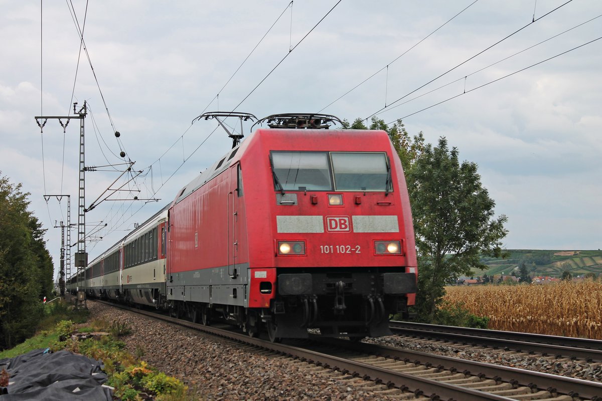 Mit dem EC 9 (Hamburg Altona - Zürich HB) fuhr am Nachmittag des 04.09.2018 die 101 102-2 nördlich von Müllheim (Baden) durchs Markgräflerland in Richtung Schweizer Grenze, wo sie den Zug dann an die SBB übergeben wird.