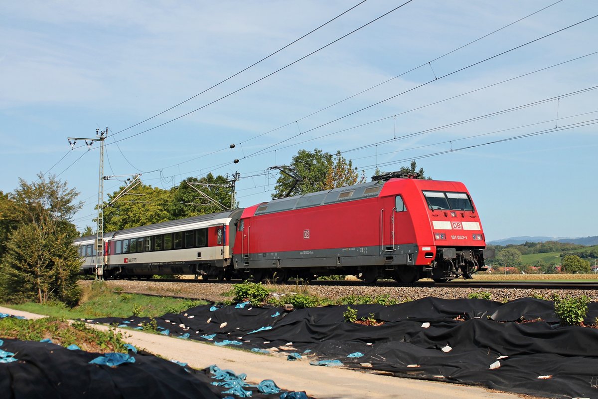 Mit dem EC 9 (Hamburg Altona - Zürich HB) fuhr am Nachmittag des 12.09.2018 die 101 032-1 nördlich von Müllheim (Baden) über die KBS 703 durchs Rheintal in Richtung Schweizer Grenze.