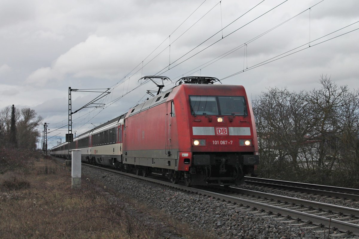 Mit dem EC 9 (Hamburg Altona - Zürich HB) fuhr am Nachmittag des 27.01.2019 die 101 067-7 bei Buggingen durchs Markgräflerland in Richtung Basel, wo sie ihren Zug dann an die SBB übergeben wird.