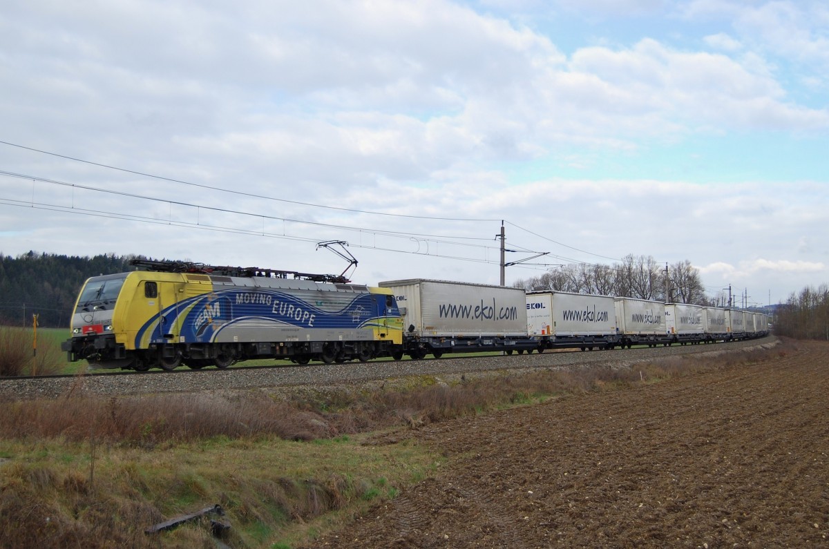 Mit dem Ekolzug 43561 ist am 07.12.2013 die 189 912  Moving Europe 
in Wartberg an der Krems durchgefahren.