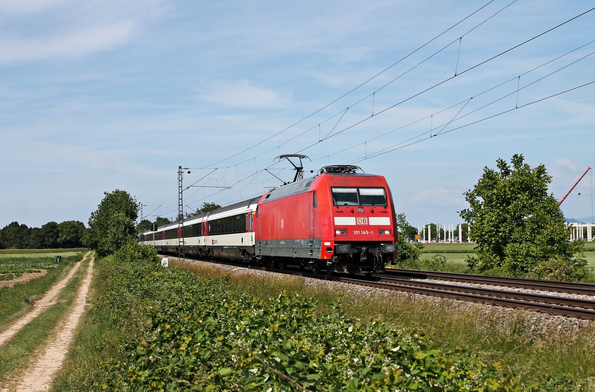 Mit dem ersten EC 9 (Hamburg Altona - Zürich HB) nach den Grenzöffnungen des ersten Corona-Lockdowns, fuhr am Nachmittag des 26.05.2020 die 101 145-1 südlich von Buggingen über die Rheintalbahn in Richtung Schweiz.