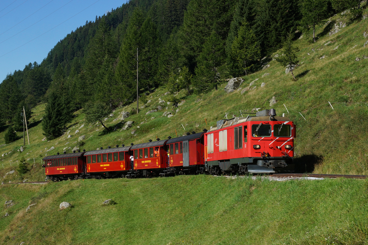Mit dem ersten Zug des Tages fährt die HGm 4/4 61 am 17.08.2014 von Oberwald Richtung Gletsch.